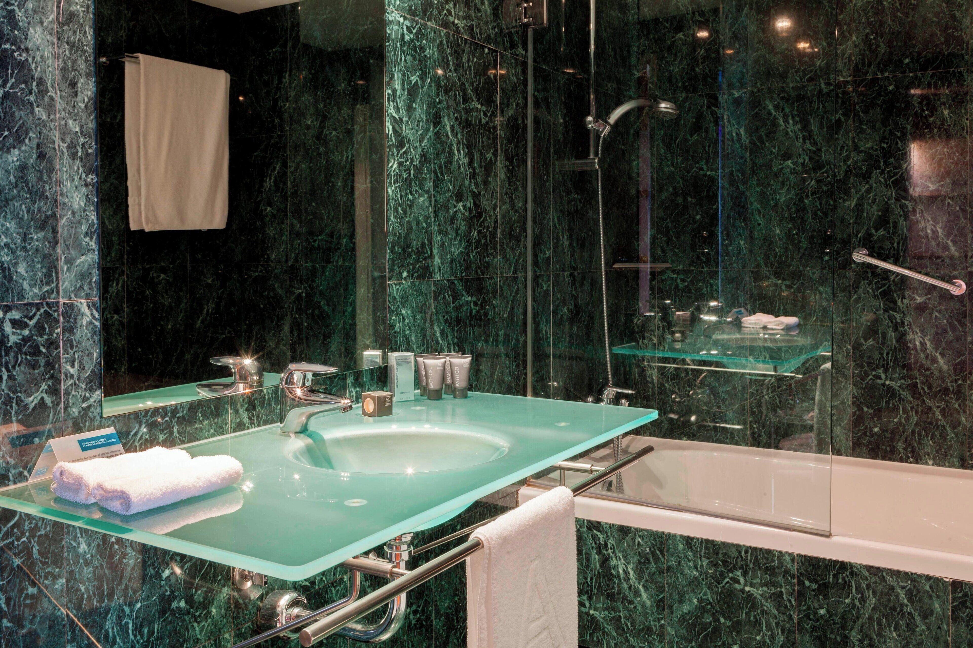 standard room, 1 queen bed, non smoking | bathroom | combined shower/bathtub, free toiletries, hair dryer, bidet