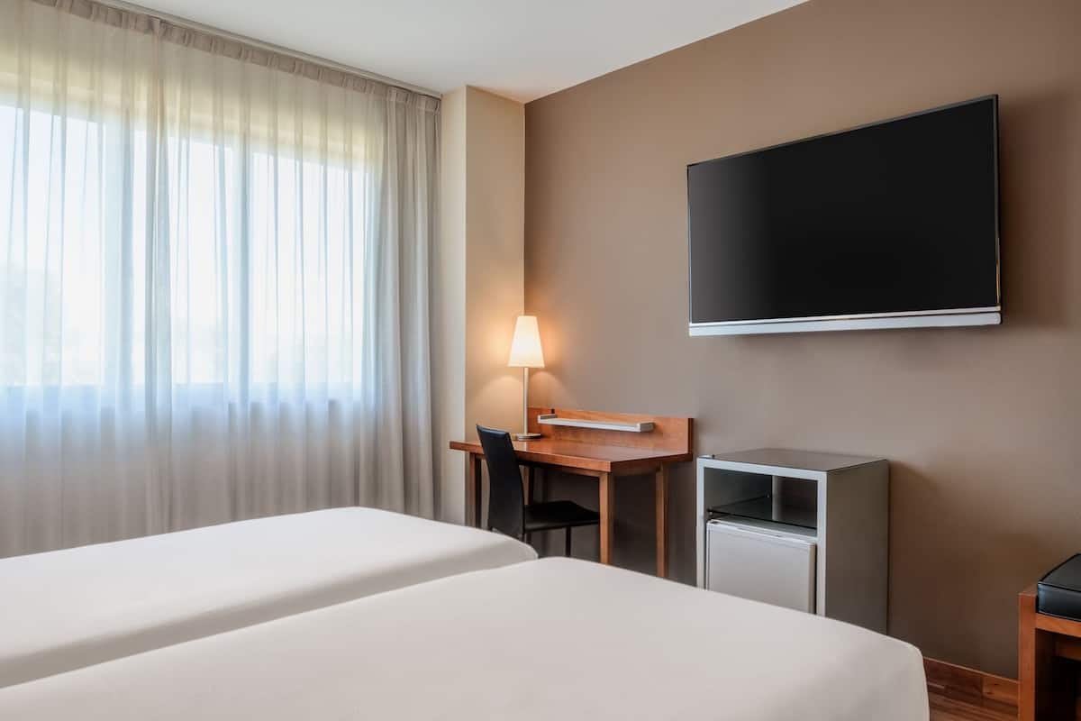 Standard Room, 2 Twin Beds, Non Smoking | Hypo-allergenic bedding, minibar, in-room safe, desk