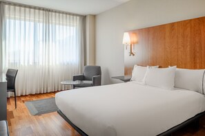 Allergikerbettwaren, Minibar, Zimmersafe, Schreibtisch