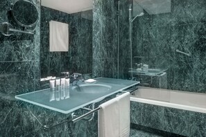 Combined shower/bathtub, free toiletries, hair dryer, bidet