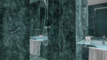 Een bad/douchecombinatie, gratis toiletartikelen, een haardroger