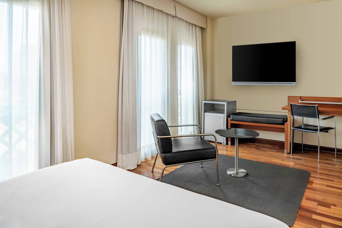 standard room, 1 queen bed | 1 bedroom, premium bedding, minibar, desk