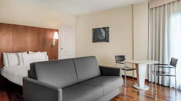 Ylelliset vuodevaatteet, minibaari, työpöytÀ, pimennysverhot