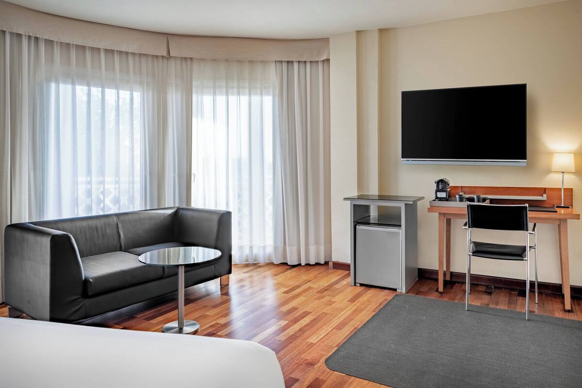 1 bedroom, premium bedding, minibar, desk
