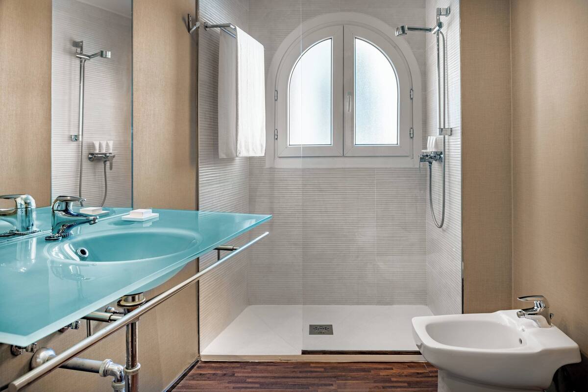 standard room, 2 single beds, pool view | bathroom | separate bathtub and shower, designer toiletries, hair dryer, towels