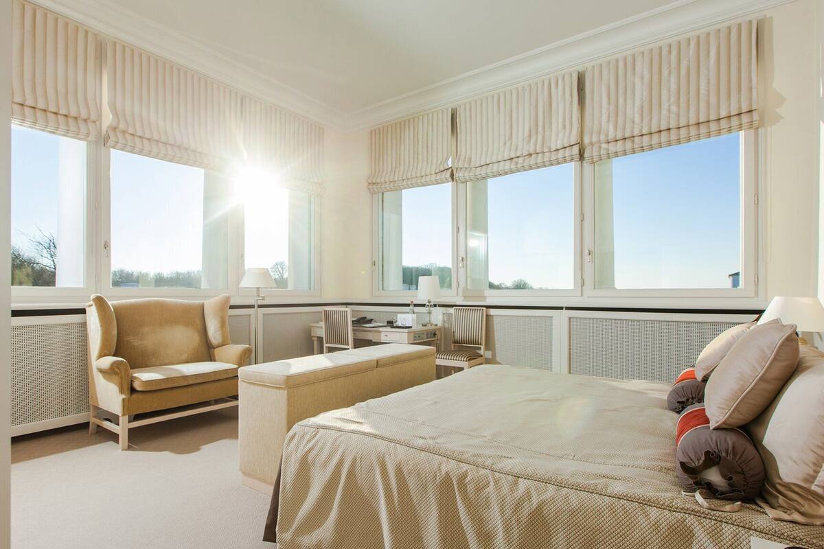 deluxe suite, 1 king bed, non smoking, park view | 1 bedroom, hypo-allergenic bedding, minibar, in-room safe