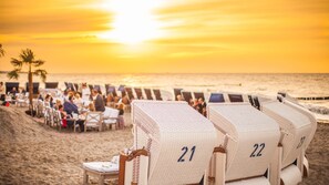 På stranden, brettseiling, strandbar og surfing