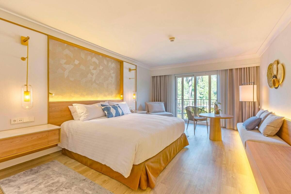 Roupas de cama premium, frigobar, cofres nos quartos, escrivaninha