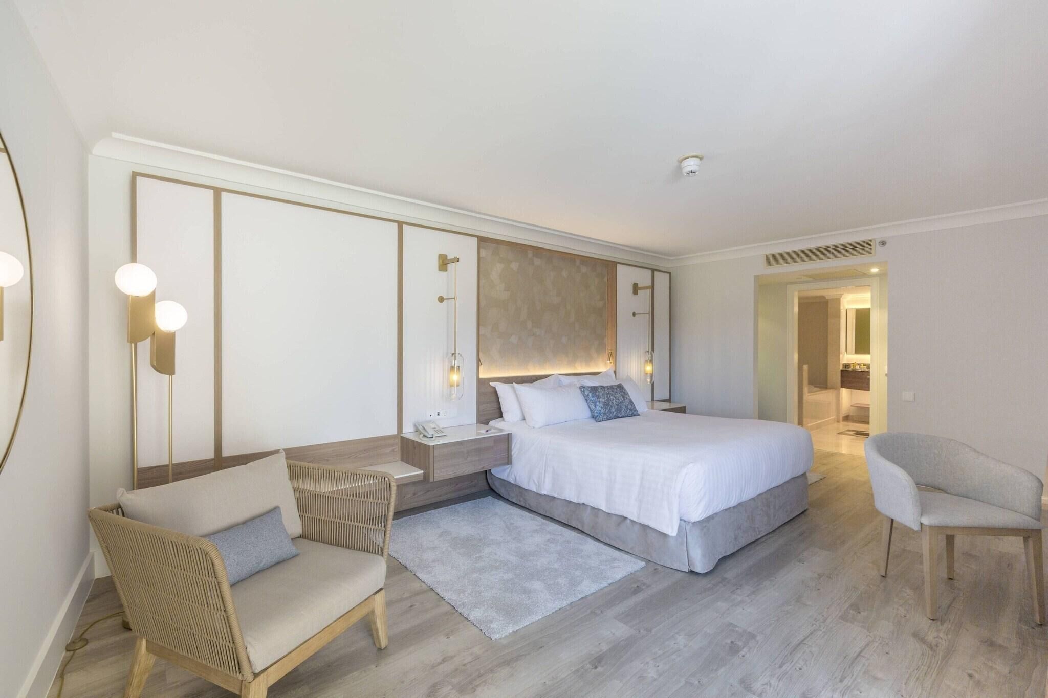 Premium bedding, minibar, in-room safe, desk