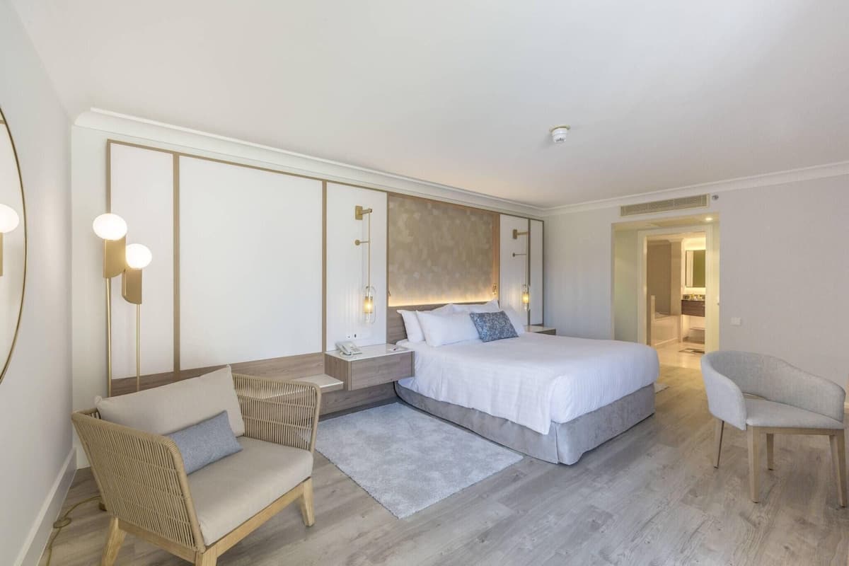 Premium bedding, minibar, in-room safe, desk