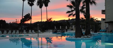 Una piscina al aire libre, tumbonas