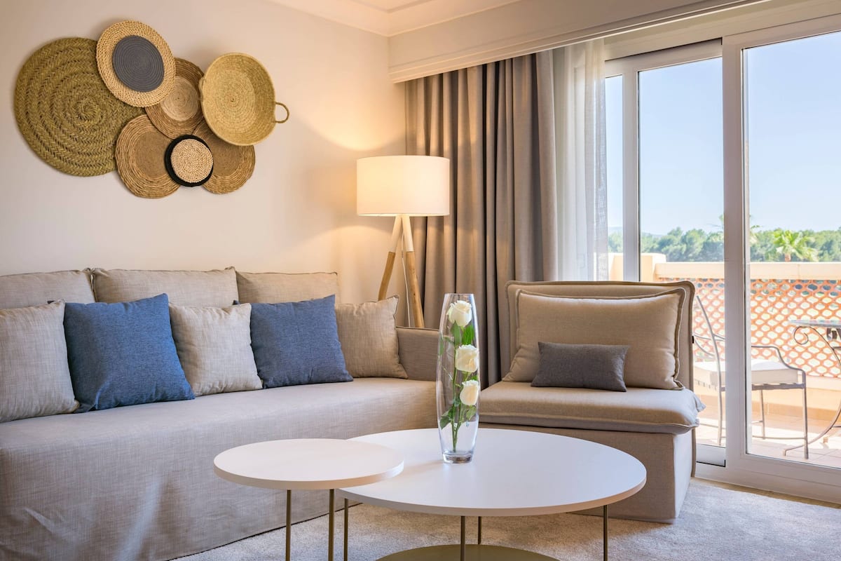 Suite, 1 kingsize bed met slaapbank, balkon, uitzicht op resort | Luxe beddengoed, een minibar, een kluis op de kamer, een bureau