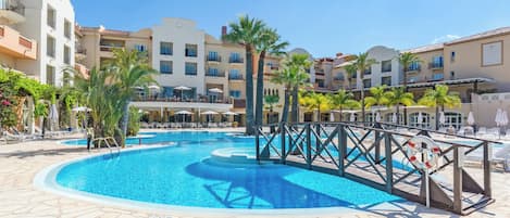 Piscine extérieure, chaises longues