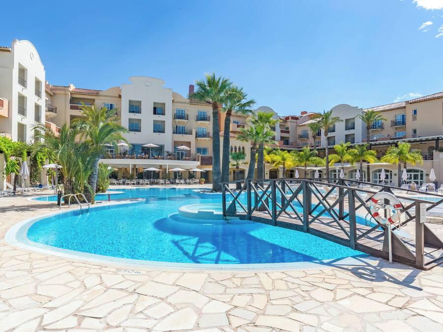 Utomhuspool och solstolar