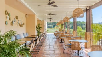 3 restaurants, serveren ontbijt, lunch, diner, Mediterrane gerechten