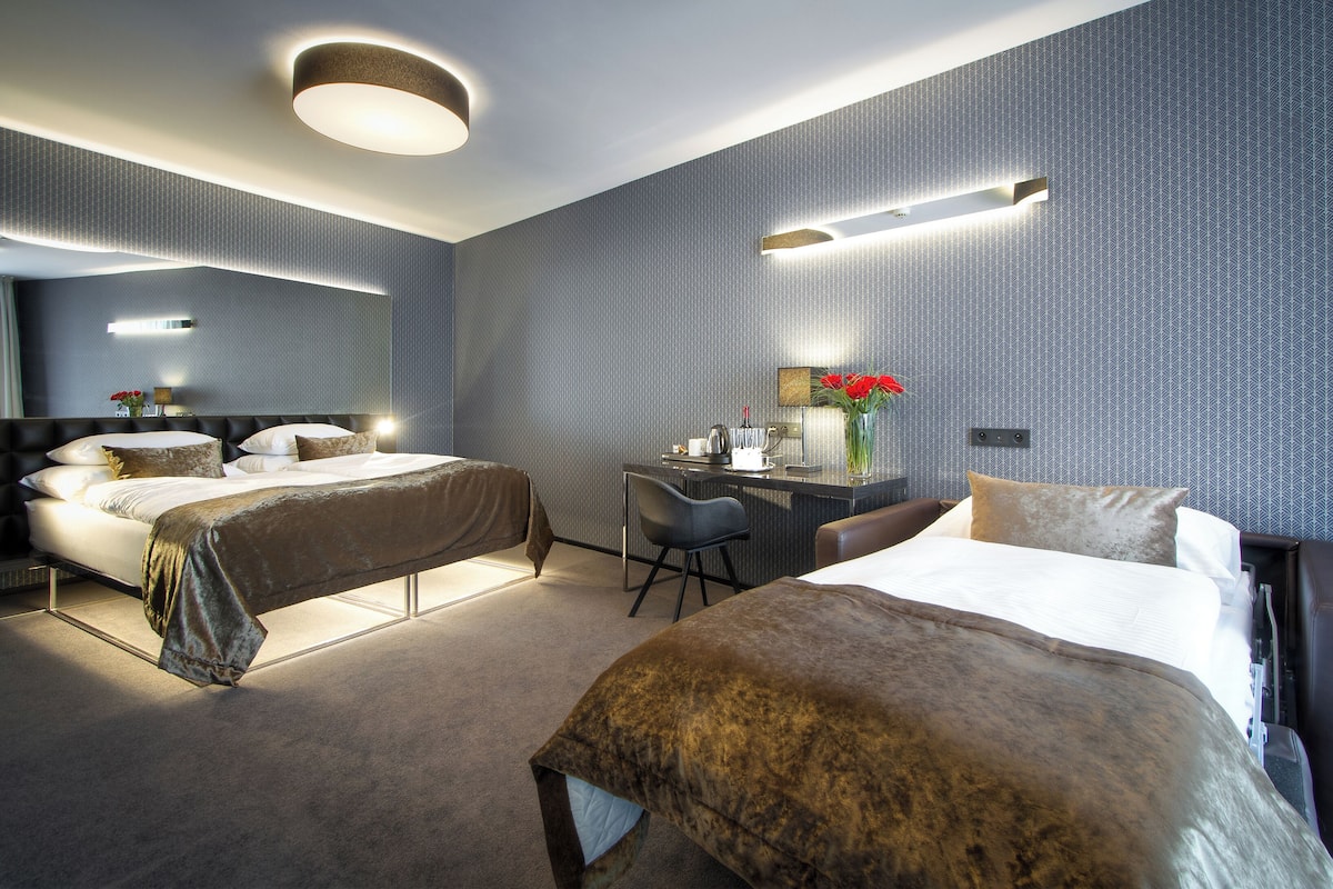 Deluxe Triple Room | 1 bedroom, hypo-allergenic bedding, Select Comfort beds, minibar