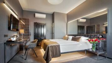 Quarto quádruplo luxo | Roupas de cama antialérgicas, camas Select Comfort, frigobar