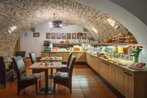 包含每日自助早餐