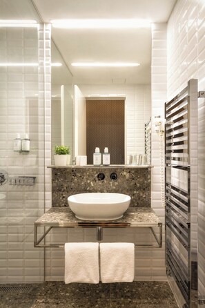 Suite | Salle de bain | Articles de toilette griffés, séchoir à cheveux, serviettes fournies