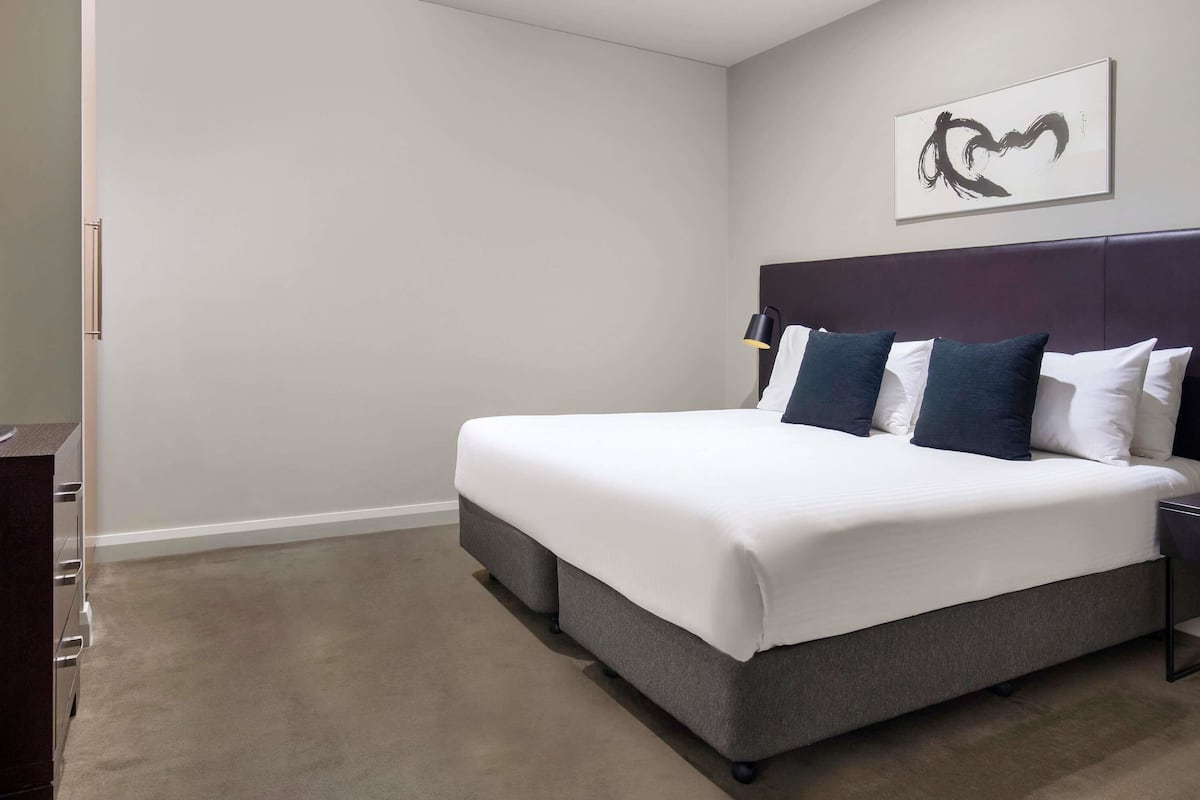 Värdeförvaringsskåp på rummet, skrivbord och strykjärn/strykbräda