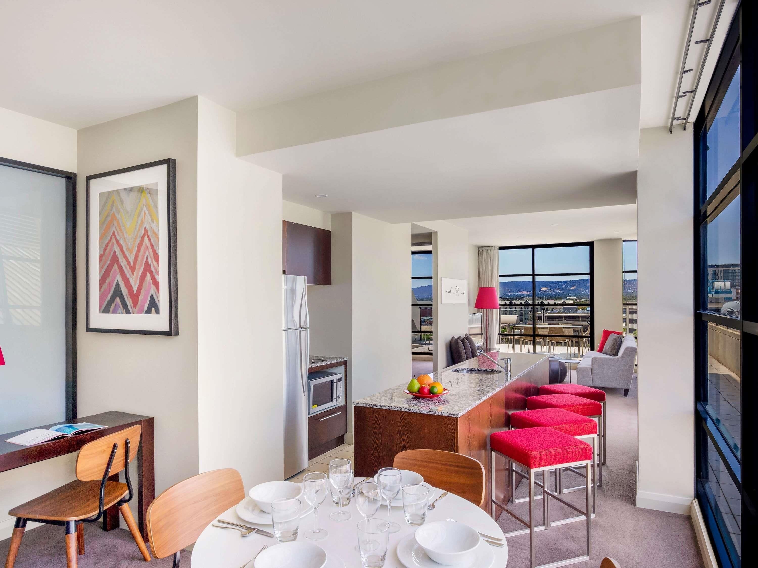 Caja de seguridad en la habitación y escritorio 