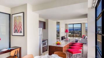 Caja de seguridad en la habitación y escritorio