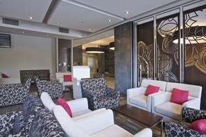 Petit déjeuner, déjeuner et dîner servis sur place