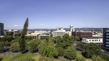 Parkview Suite | Safe på rommet, skrivebord, strykejern/-brett og barnesenger