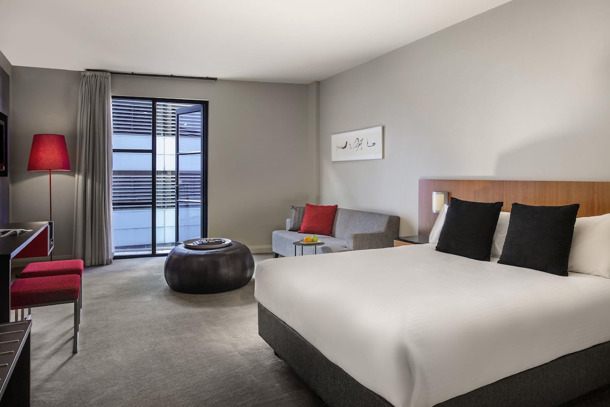 Studio Suite | Värdeförvaringsskåp på rummet, skrivbord och strykjärn/strykbräda