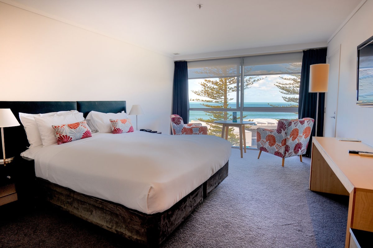 1 bedroom, premium bedding, in-room safe, desk