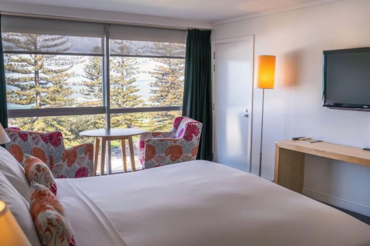 Premium bedding, in-room safe, desk, iron/ironing board