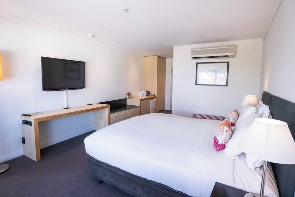 Premium bedding, in-room safe, desk, iron/ironing board