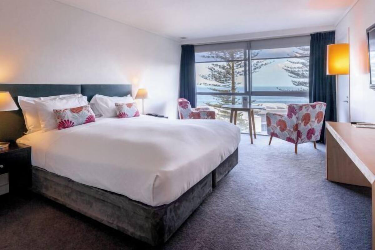 Premium bedding, in-room safe, desk, iron/ironing board