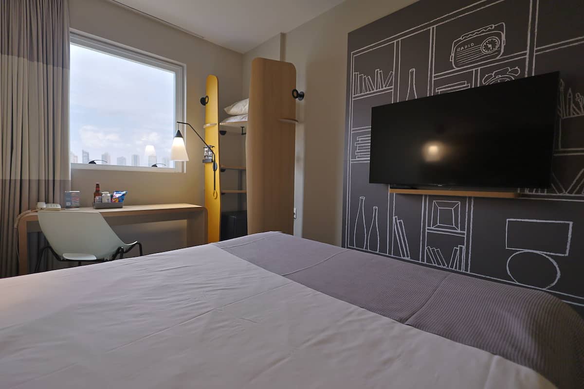 Habitación superior, 1 cama matrimonial | Minibar, escritorio, insonorización y wifi gratis