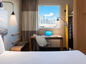 Huone, 1 parisänky | Minibaari, työpöytä, äänieristys, ilmainen Wi-Fi