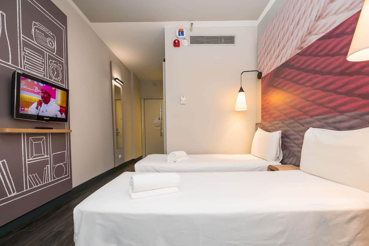 Minibar, escritorio, sistema de insonorización y wifi gratis