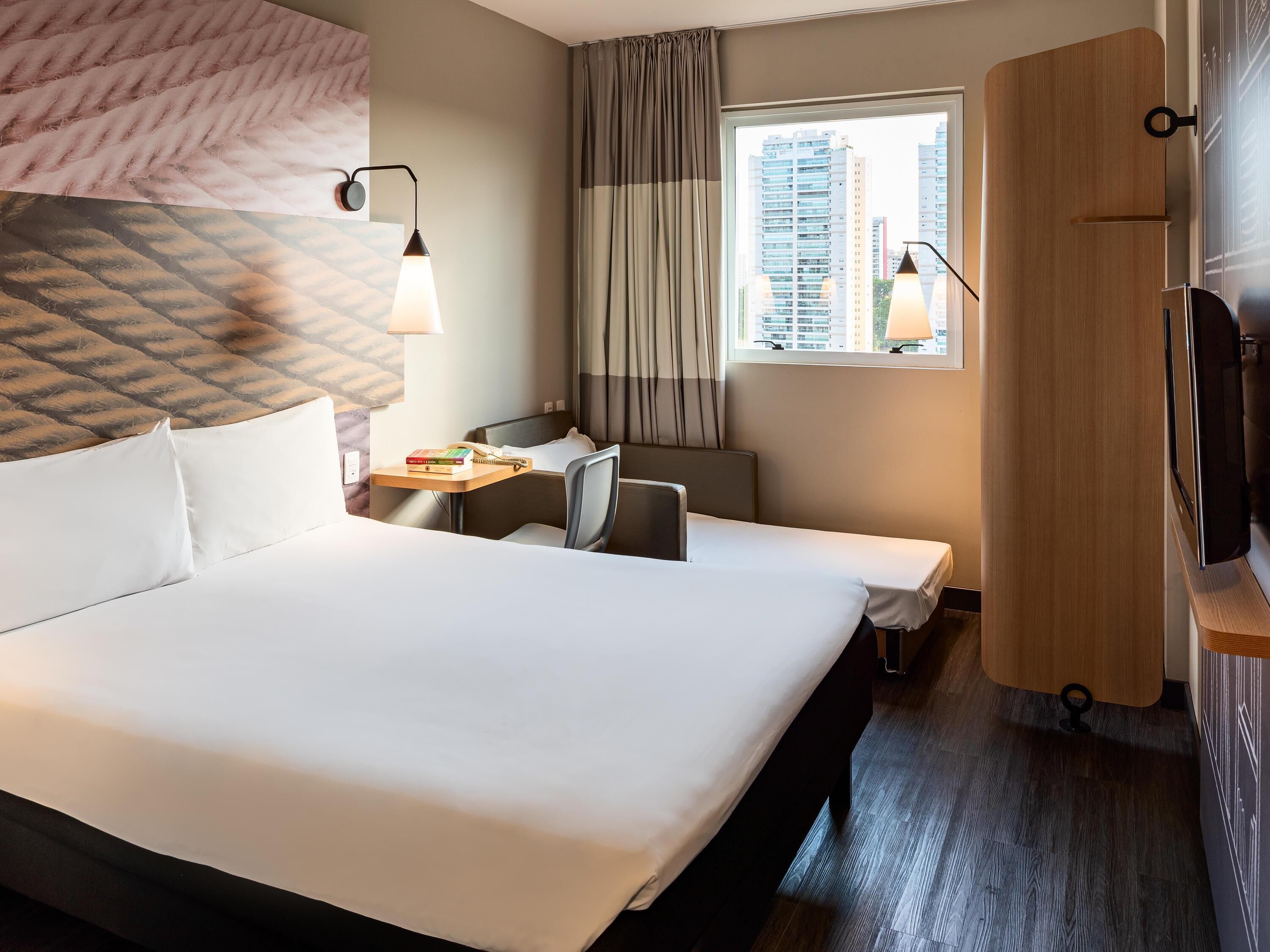 Zimmer, Mehrere Betten | Minibar, Schreibtisch, schallisolierte Zimmer, kostenloses WLAN