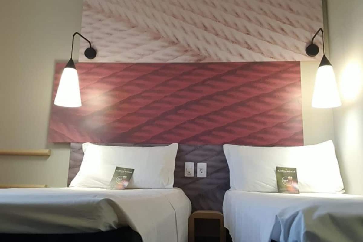 Habitación, 2 camas individuales | Minibar, escritorio, insonorización y wifi gratis