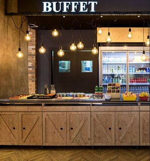 Daily buffet breakfast (BRL 27 per person)