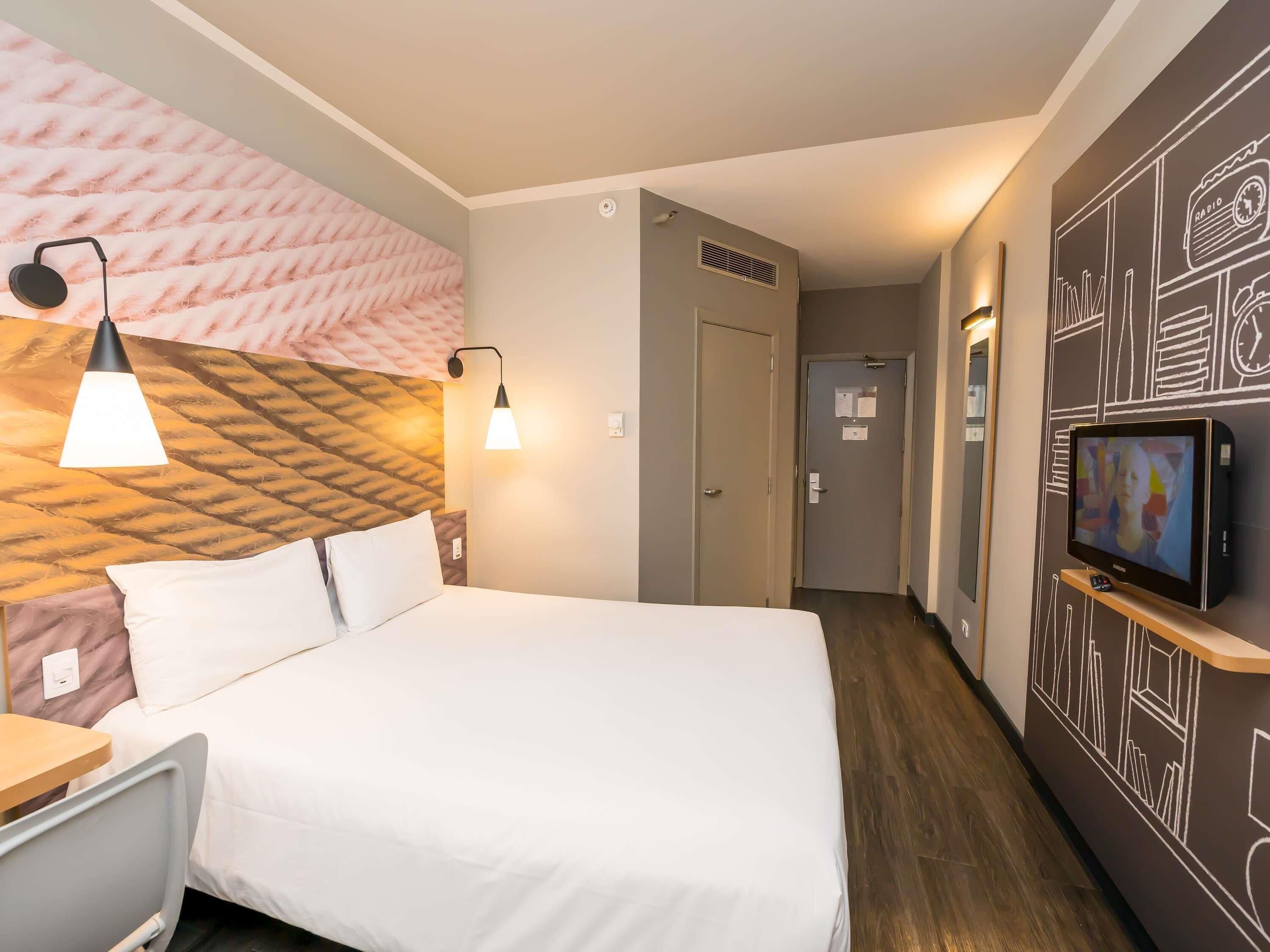Minibar, escritorio, sistema de insonorización y wifi gratis 