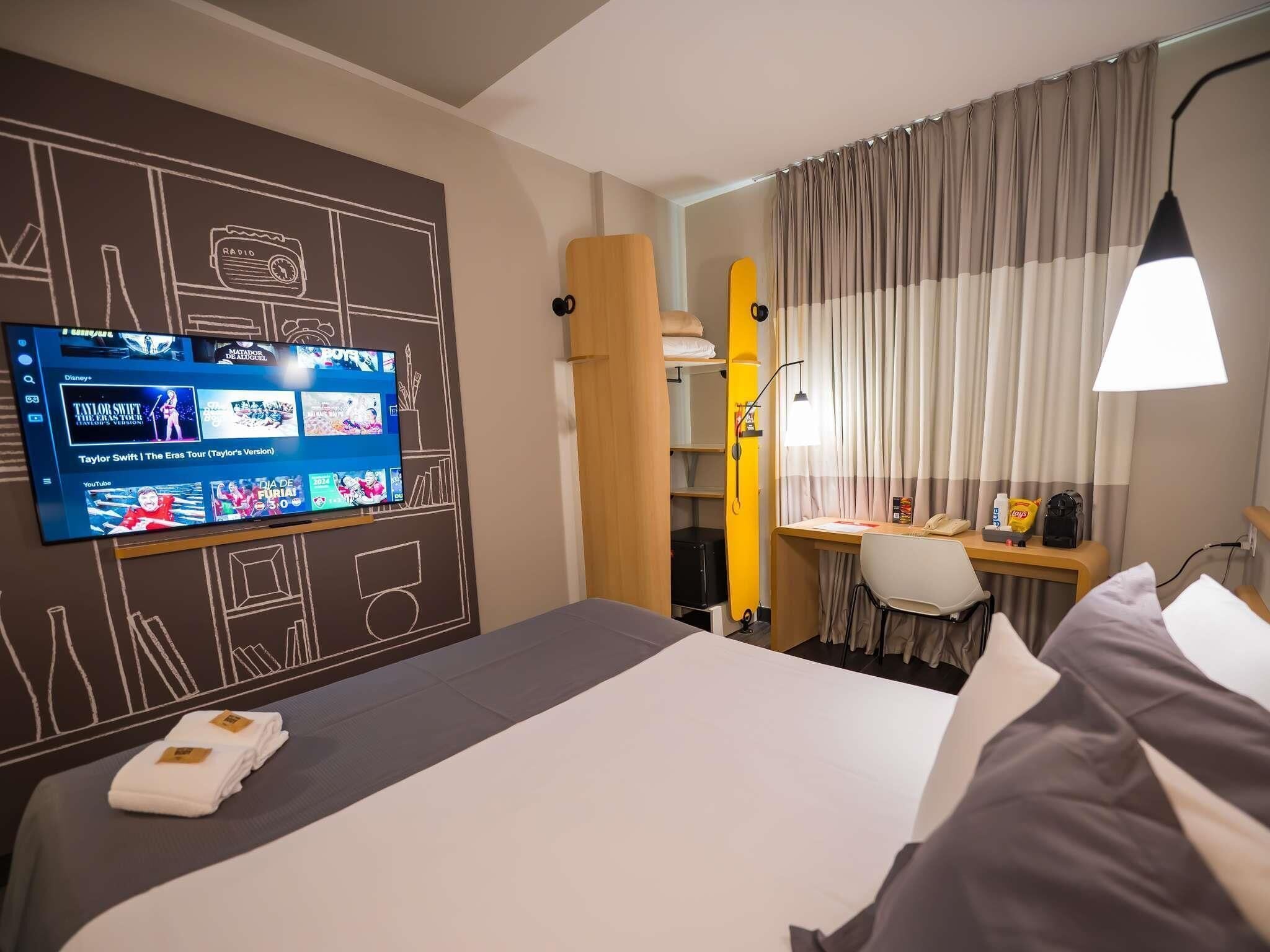 Minibar, escritorio, sistema de insonorización y wifi gratis 