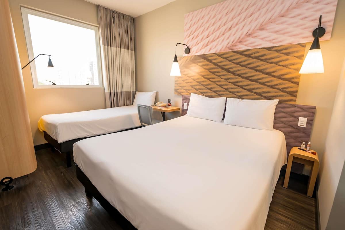 Habitación, varias camas | Minibar, escritorio, insonorización y wifi gratis