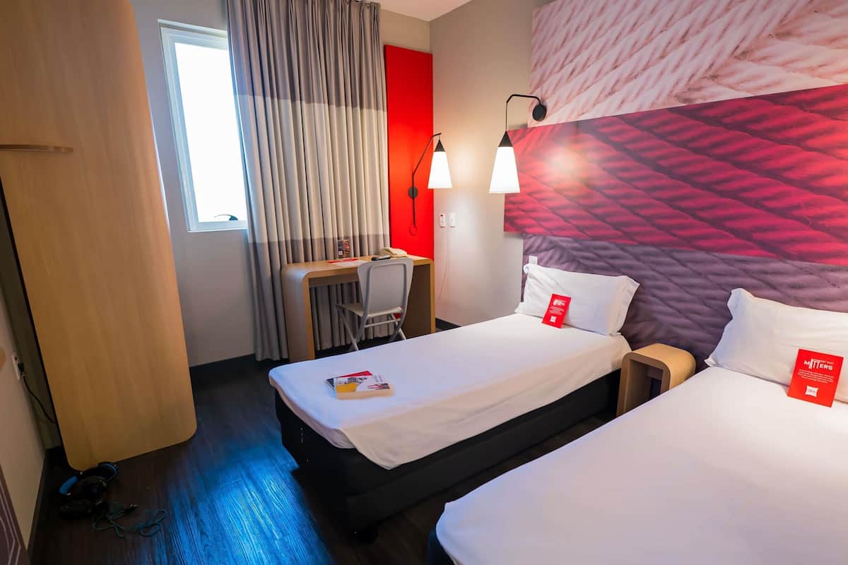 Chambre, 2 lits une place, accessible aux personnes à mobilité réduite (Accessible) | Minibar, bureau, chambres insonorisées, Wi-Fi gratuit