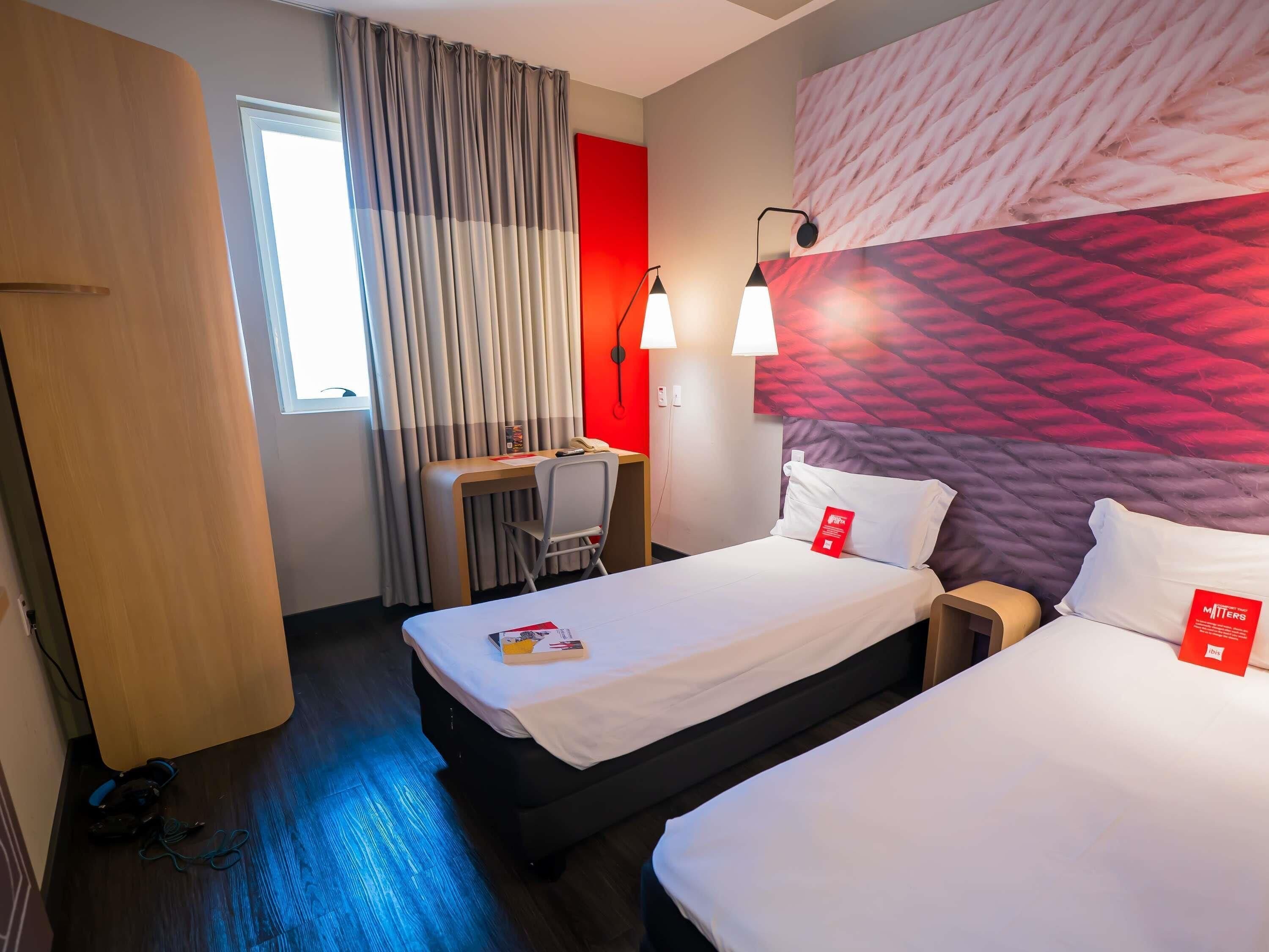 Zimmer, 2 Einzelbetten, barrierefrei (Accessible) | Minibar, Schreibtisch, schallisolierte Zimmer, kostenloses WLAN