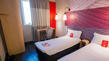 Quarto, 2 camas de solteiro, acessível (Accessible) | Frigobar, escrivaninha, quartos à prova de som, Wi-Fi de cortesia