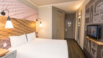 Room, 1 Double Bed | Minibar, desk, soundproofing, free WiFi