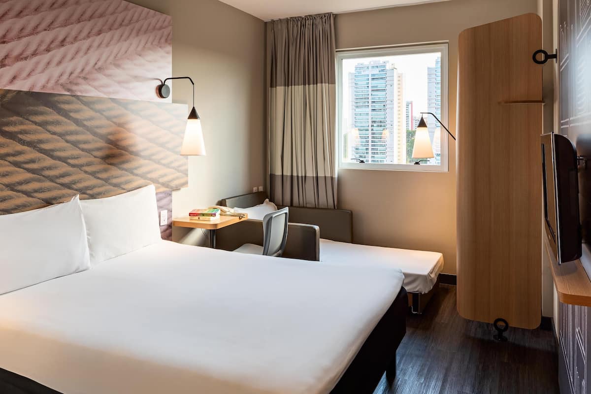 ห้องพัก, หลายเตียง | มินิบาร์, โต๊ะทำงาน, ห้องเก็บเสียง, Wi-Fi ฟรี