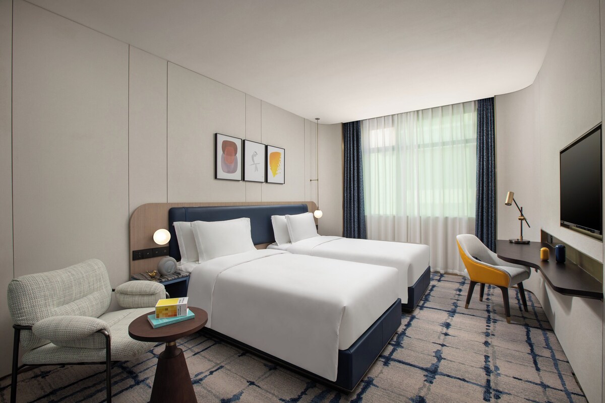 Premium bedding, minibar, in-room safe, desk