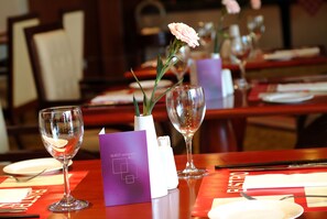 3 restauranter; serverer morgenmad