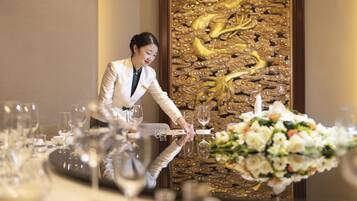 3 restaurants; breakfast, lunch and dinner served